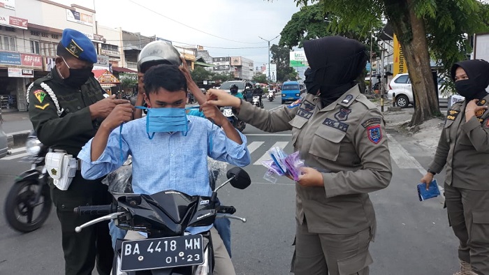 Pembagian masker di Kota Payakumbuh